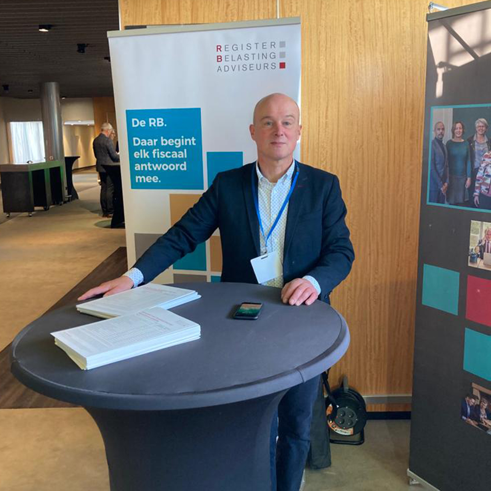 Vandaag, in Egmond aan Zee, staan we voor het laatst op de Intermediairdagen 2022 van de Belastingdienst. Collega Bart van Ommeren bemand onze stand op de informatiemarkt. Ben jij vandaag op de intermediairdagen? Loop dan even langs, hij spreekt je graag! #Intermediairdagen2022