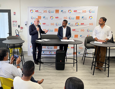 OrangeReunion's tweet photo. @andremartin02, directeur d'Orange et @patriceselly, Maire de St-Benoit, Ridwane Issa, vice-président de @CIREST_Officiel ont exposé le potentiel de développement économique et d'aménagement du territoire de la #5G aux forces vives de St-Benoit. #Nouleansamb #Nouleconnecté https://t.co/j0sHz207hA