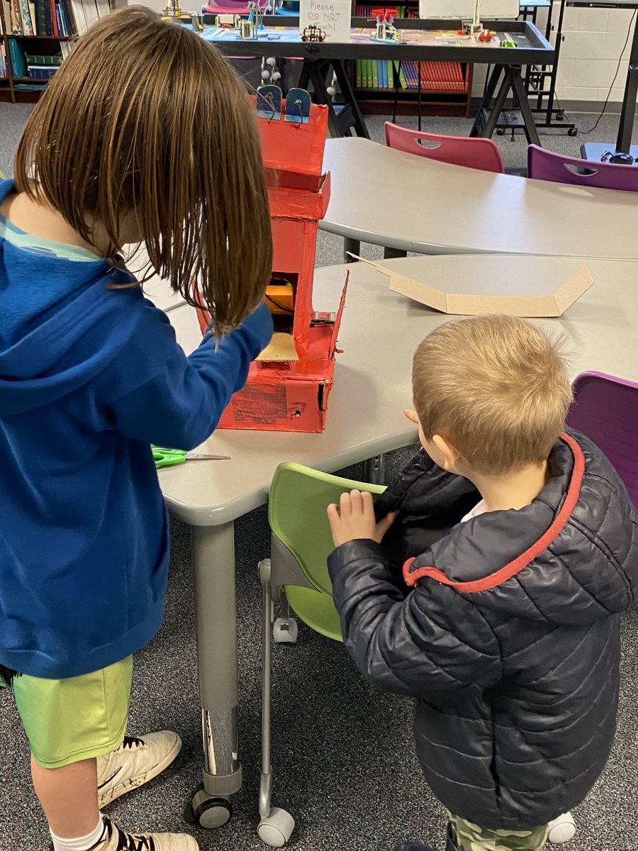 GreatDayatSJ's tweet photo. While some of our older students have been finishing up their technology projects, they've had the opportunity to share their work with curious kindergarten and first grade students who look forward to building similar projects one day.  #greatdayatsj #successatjcss https://t.co/PqCGEseCuv