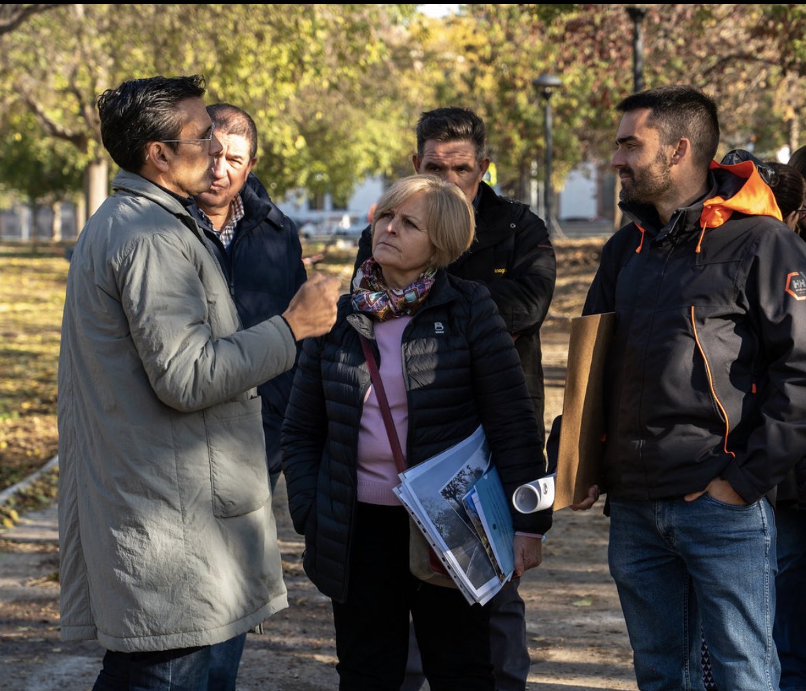 jacobocalvo's tweet photo. En esta semana rara de festivos, #Granada sigue funcionando con inteligencia. Estamos trabajando en la recuperación de un nuevo parque en la ciudad, en la calle Eudoxia Piriz, entre el parque Tico Medina y el parque FGL, #DistritoRonda.
Esta actuación tiene 4 claves:
👇hilo https://t.co/6pbPeEz1Sf