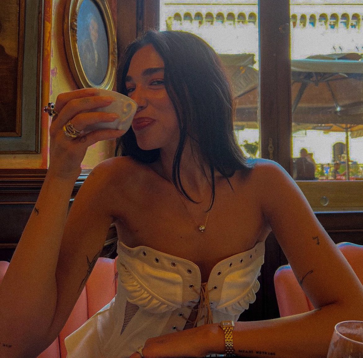 ᅠᅠ
ᅠᅠ
ᅠᅠ
ᅠᅠ
ᅠᅠ
ᅠᅠ
ᅠᅠᅠᅠ

𝐀𝐔 𝐂𝐎𝐔𝐑𝐒 𝐃𝐔 𝐓𝐄𝐌𝐏𝐒
“𝖴𝗇𝖾 𝗆𝖺𝗍𝗂𝗇𝖾́𝖾 𝗌𝗂 𝗉𝖺𝗋𝗍𝗂𝖼𝗎𝗅𝗂𝖾̀𝗋𝖾,
—𝖤𝗅𝗅𝖾 𝖺𝗏𝖺𝗂𝗍 𝖼𝖾𝗍𝗍𝖾 𝗆𝖺𝗇𝗂𝖾 𝗉𝖾́𝖼𝗎𝗇𝗂𝖺𝗂𝗋𝖾.”

ᅠᅠ
ᅠᅠ
ᅠᅠ
ᅠᅠ
ᅠᅠ
ᅠᅠ
ᅠᅠᅠᅠ