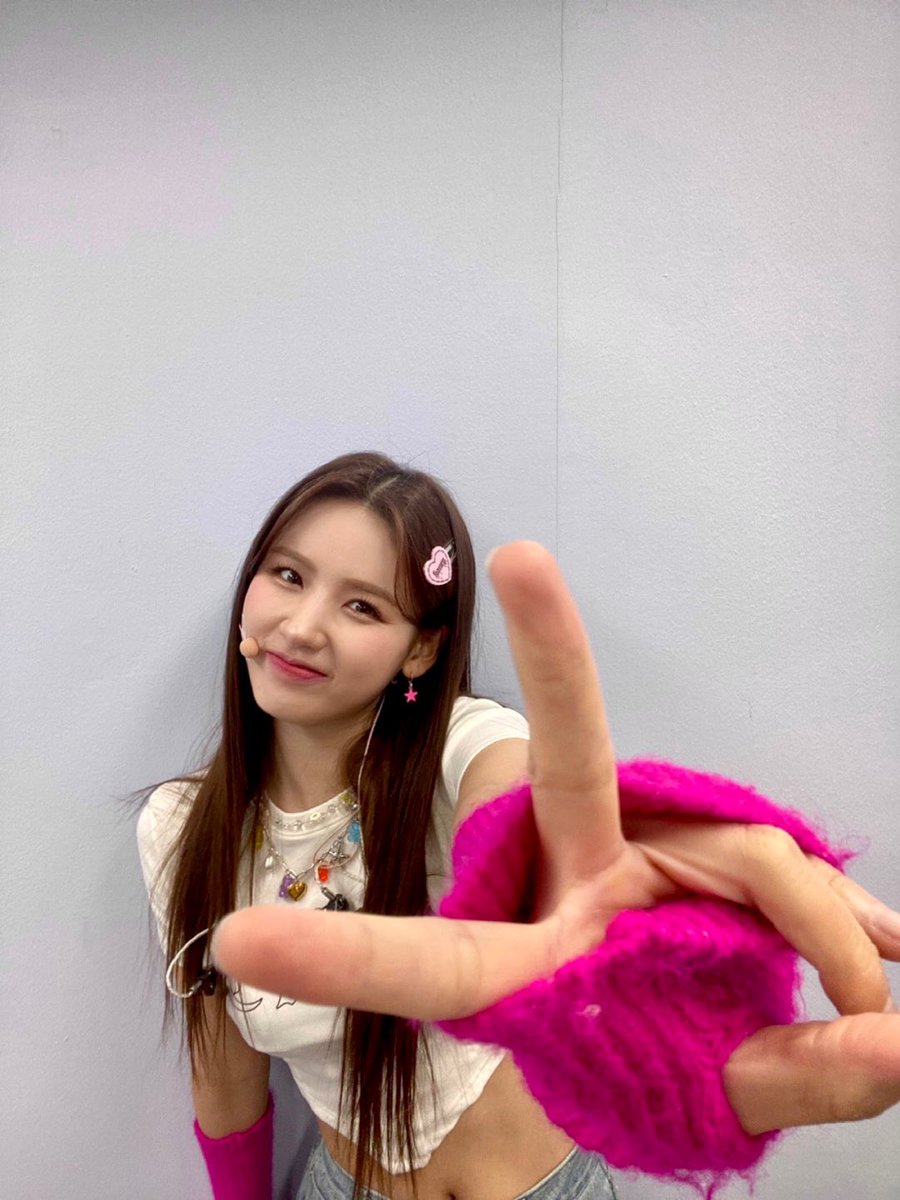 윌링~!!!❤️
저희를 응원해 주시는 것만으로도
엄청난 힘이 되는데
오늘은 맛있는 식사와 스케치북 편지까지 
준비해 주시다니..
정말..윌링 덕분에 매일이 새로워요..!!
날마다 내일을 꿈꿀 수 있게 해주셔서 
정말 고마워요!!
사랑해요~~~~😍😍😍❤️❤️❤️

#ICHILLIN #아이칠린 #JIYOON #지윤