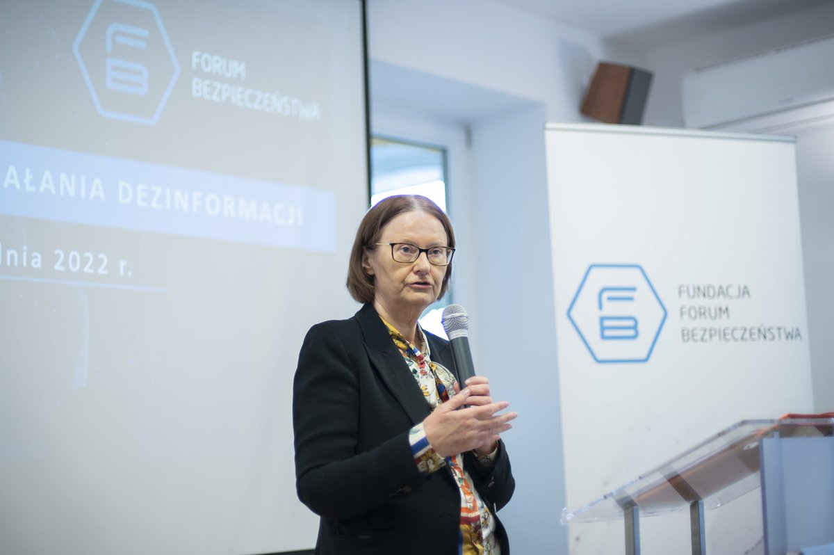 forumbezp's tweet photo. Trwa Forum Przeciwdziałania Dezinformacji zorganizowane przez naszą Fundację. Dziś dyskutujemy w zespołach, które pod lupę biorą konkretny obszar tematyczny. To początek naszych prac nad rekomendacjami dot. przeciwdziałania dezinformacji. 

@Anna_Mierzynska https://t.co/yF2KAb3Le2