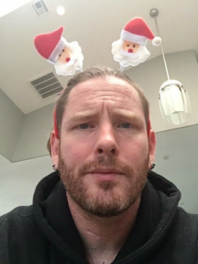 Happy Birthday to Corey Taylor, the most non intimidating man I know. He so bbg 