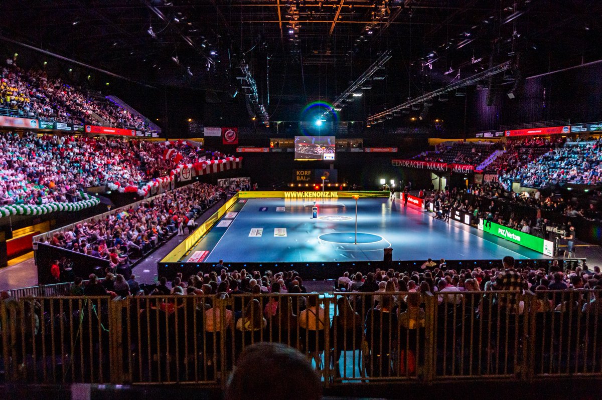 Korfbalpuntnl's tweet image. Lijkt het jou leuk om samen met een team van vrijwilligers mee te helpen bij diverse evenementen, zoals de Korfbal Challenge en de Kenonz Korfbal Leaguefinale? Dan is dit je kans! Wij zoeken namelijk uitbreiding voor onze eventcrew. Meld jezelf aan: bit.ly/3F505fe