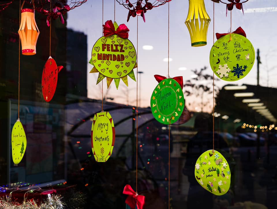 WBerksLibraries's tweet photo. Newbury Library's #Christmas window was revealed on Day 7 of #Newbury's Living Advent Calendar. Created in partnership with #Educafe, the theme is 'Everyone's Welcome', with festive greetings in lots of different languages hanging in the window and a cosy fireside scene inside. https://t.co/VjU8FKZLcO