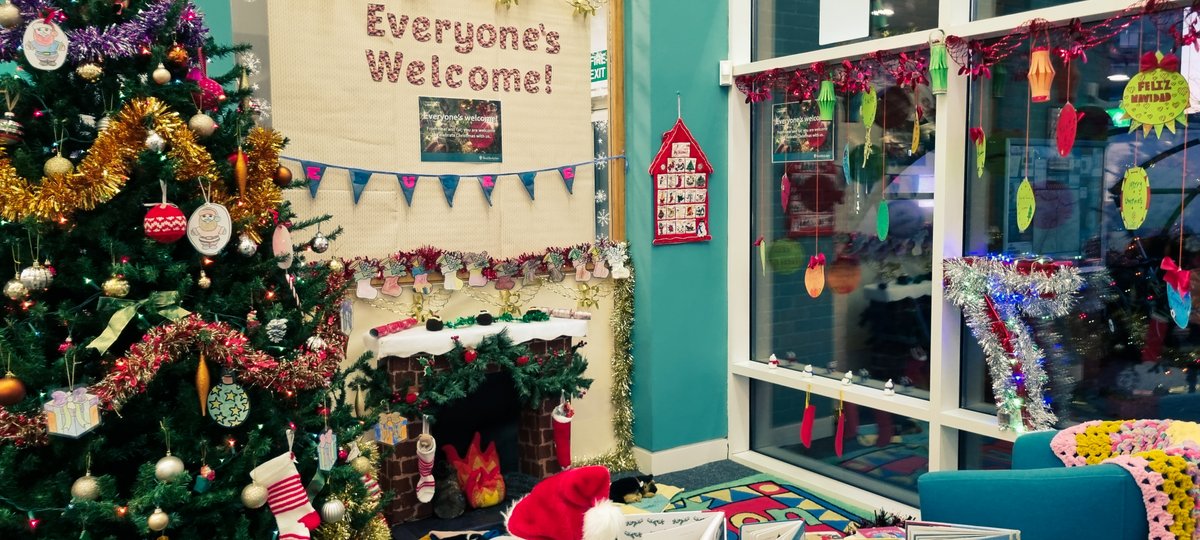 WBerksLibraries's tweet photo. Newbury Library's #Christmas window was revealed on Day 7 of #Newbury's Living Advent Calendar. Created in partnership with #Educafe, the theme is 'Everyone's Welcome', with festive greetings in lots of different languages hanging in the window and a cosy fireside scene inside. https://t.co/VjU8FKZLcO