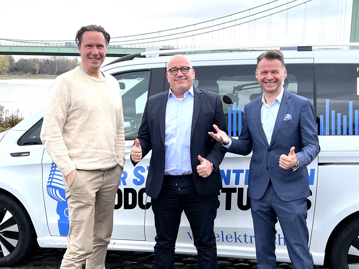DigitalDuell's tweet photo. Unser #Digitalgipfel heute in Köln ;-) Gleich drei Professoren für #Digitalisierung diskutieren im nächsten #DigitalDuell (Folge 41) wieder Schlagzeilen zur Digitalen Transformation. Diesmal mit @Prof_DirkStein @FOMHochschule. Am Sonntag als Podcast und bei YouTube. #Cognizant https://t.co/UUsUHua3RW