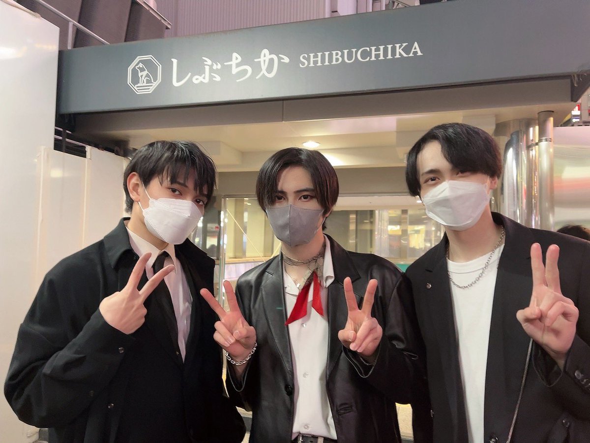 YAMATOkuroda's tweet photo. 本日もライブ、応援してくれた方ありがとうございました😉

今日はセンター✌️(アホ毛が笑)
いい感じかな？

そして、渋谷でフライヤーもらってくれた方ありがとうございました✨

#フロゼロ　#FROM0 #渋谷

また11日ライブ✌️

 https://t.co/bcTAzGVnFS https://t.co/857RQY4dRV