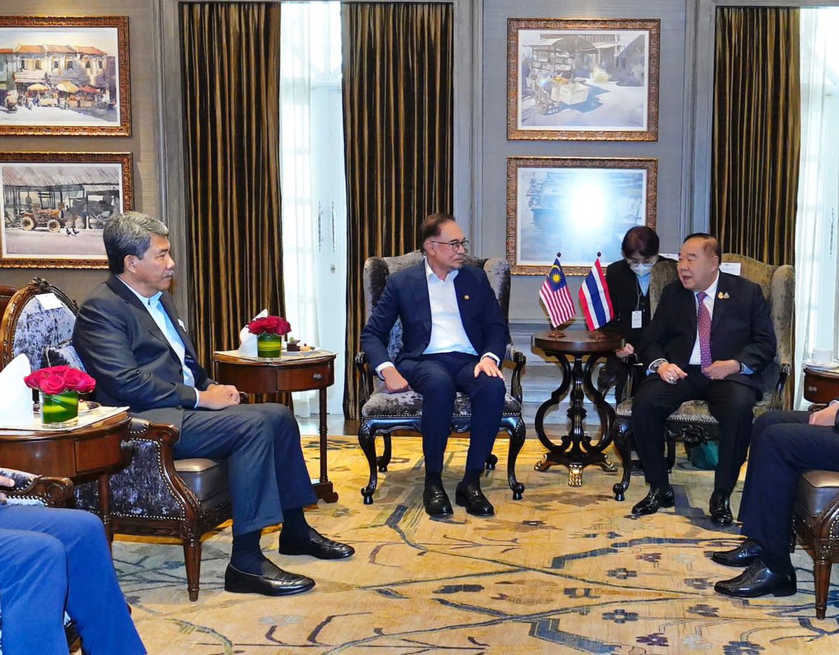 MINDEFMalaysia's tweet photo. Putrajaya - Menteri Pertahanan, YB Dato' Seri Utama @tokmatn9 hadir bagi mengiringi Perdana Menteri, YAB Datuk Seri @anwaribrahim dalam menerima kunjungan hormat Timbalan Perdana Menteri Thailand, TYT Jen Prawit Wongsuwan di Kompleks Seri Perdana hari ini. 

#MindefMalaysia https://t.co/3BaoXXBsAj