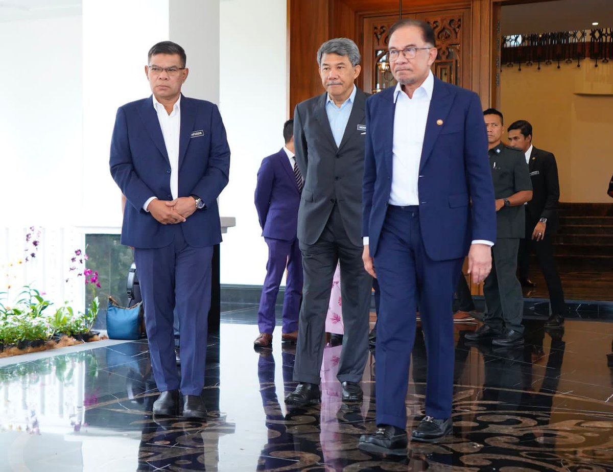 MINDEFMalaysia's tweet photo. Putrajaya - Menteri Pertahanan, YB Dato' Seri Utama @tokmatn9 hadir bagi mengiringi Perdana Menteri, YAB Datuk Seri @anwaribrahim dalam menerima kunjungan hormat Timbalan Perdana Menteri Thailand, TYT Jen Prawit Wongsuwan di Kompleks Seri Perdana hari ini. 

#MindefMalaysia https://t.co/3BaoXXBsAj