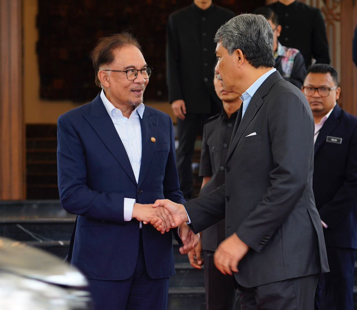 MINDEFMalaysia's tweet photo. Putrajaya - Menteri Pertahanan, YB Dato' Seri Utama @tokmatn9 hadir bagi mengiringi Perdana Menteri, YAB Datuk Seri @anwaribrahim dalam menerima kunjungan hormat Timbalan Perdana Menteri Thailand, TYT Jen Prawit Wongsuwan di Kompleks Seri Perdana hari ini. 

#MindefMalaysia https://t.co/3BaoXXBsAj