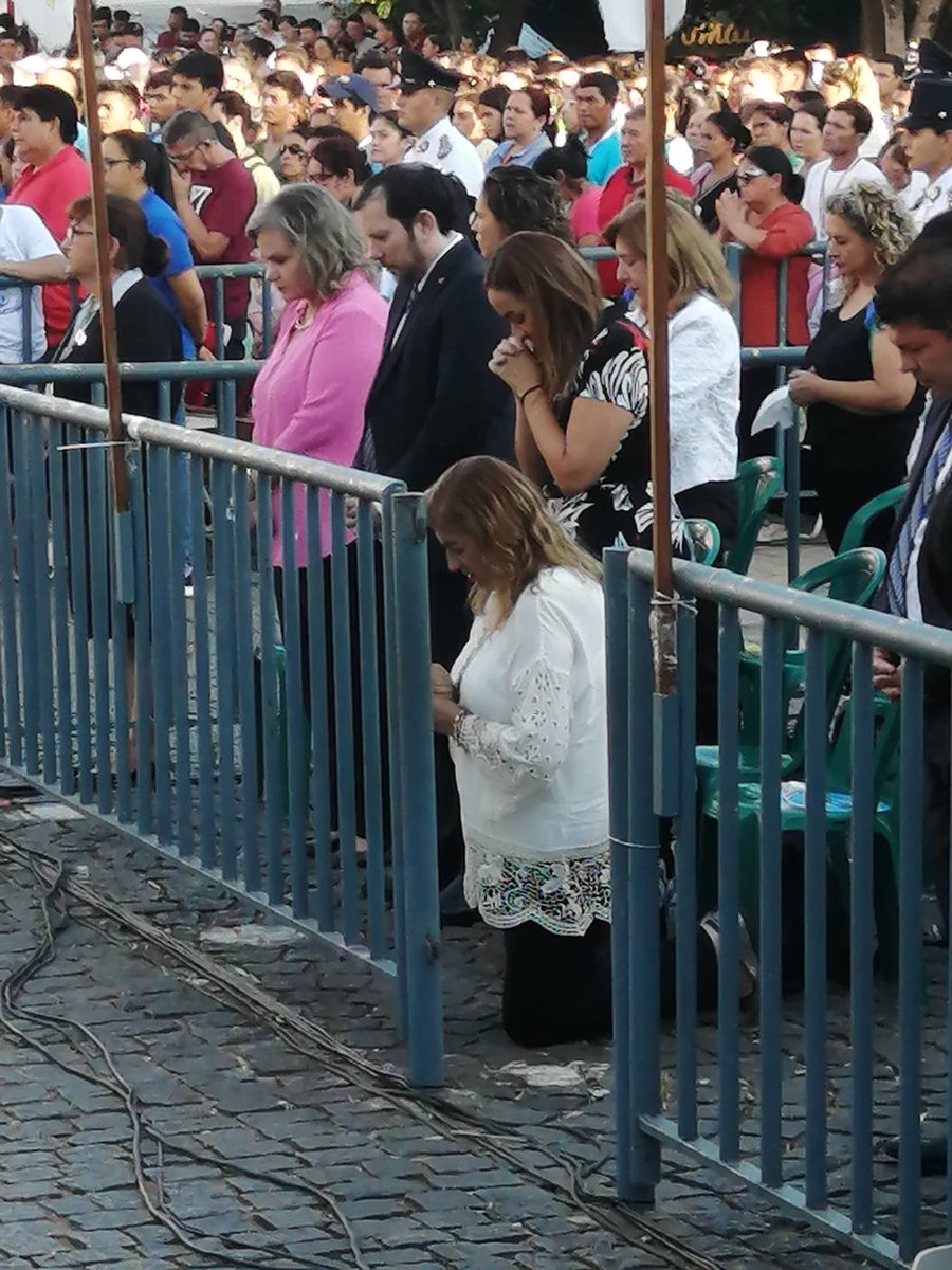 SoyAjenjo's tweet photo. La virgen viendo a Sandra Quiñónez de rodillas https://t.co/QH2wXsowHm