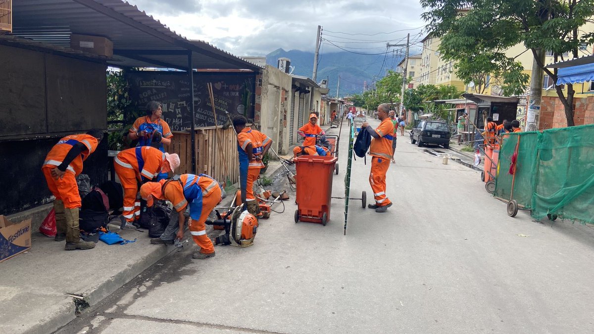 DiegoMartinsGel's tweet photo. Estamos com um efetivo grande da @comlurbcomunica no Conjunto Itamar Franco fazendo limpeza e roçada. Esse tipo de ação é realizado de tempo em tempo tendo em vista a necessidade do Local que em grande parte é tomado por vegetação. @CddGel https://t.co/PYQ0bRaZGF