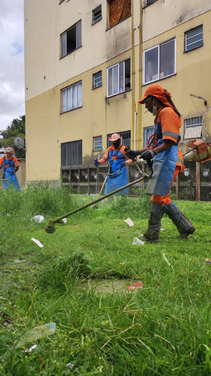 Estamos com um efetivo grande da <a href="/comlurbcomunica/">COMLURB</a> no Conjunto Itamar Franco fazendo limpeza e roçada. Esse tipo de ação é realizado de tempo em tempo tendo em vista a necessidade do Local que em grande parte é tomado por vegetação. <a href="/CddGel/">Gel.cdd.Rio</a>