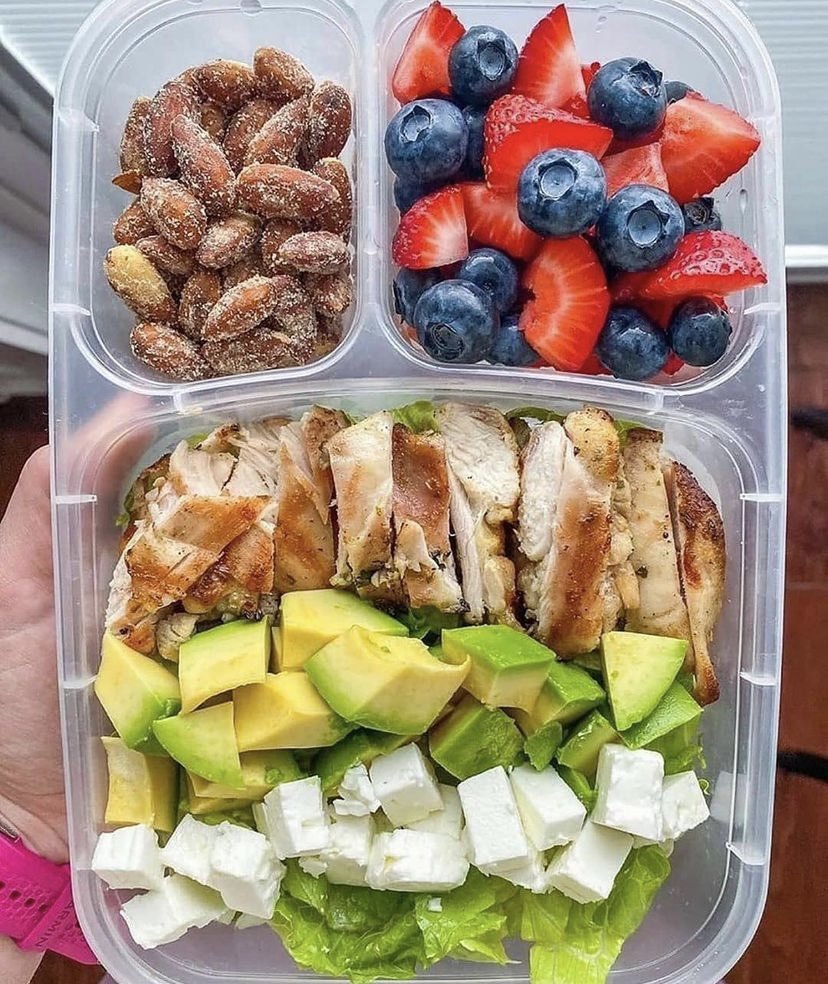 IDEA DE ALMUERZO ✅
Lechuga🥬
Aguacate🥑
Fresas🍓
Moras🍇
Pollo🍗