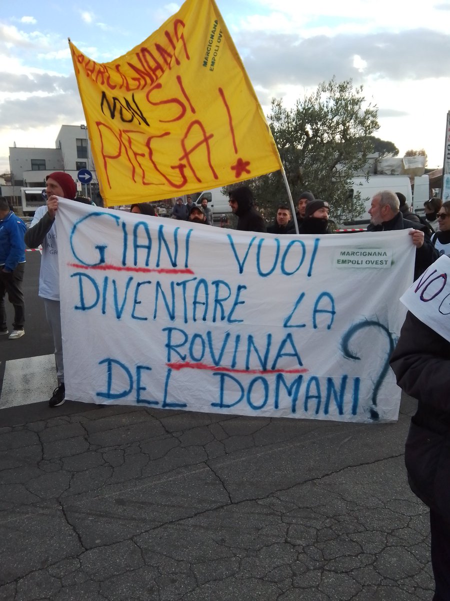 AndreaBotti12's tweet photo. «Io ne ho viste cose che voi umani non potreste immaginarvi:
Blindati con poliziotti in divisa da combattimento al circolino di #Marcignana ai confini di #Empoli, e ho visto fumogeni fare luce nel buio delle parole insignificanti degli AMMINISTRATORI
https://t.co/SPB02QYmsl https://t.co/CsrM7tl2h2