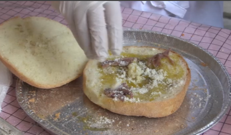TgrRaiSicilia's tweet photo. A #Torretta la Sagra della Vastedda per l'#Immacolata. Secondo la tradizione gli innamorati in questo giorno si scambiavano cesti pieni di focaccia condita. Nel #tg delle 14 @TgrRai https://t.co/LVQtxkG4cd