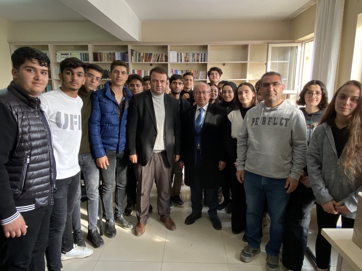 İlçe Milli Eğitim Müdürümüz Ahmet BİLEN, Ali Rıza Alparslan Anadolu Lisesini ziyaret etti. İl 1.si olan Erkek Hentbol Takımını tebrik etti. Kütüphane için kitap toplama kampanyasında emeği geçen öğretmenlerimiz ve öğrencilerimizle bir araya geldi.