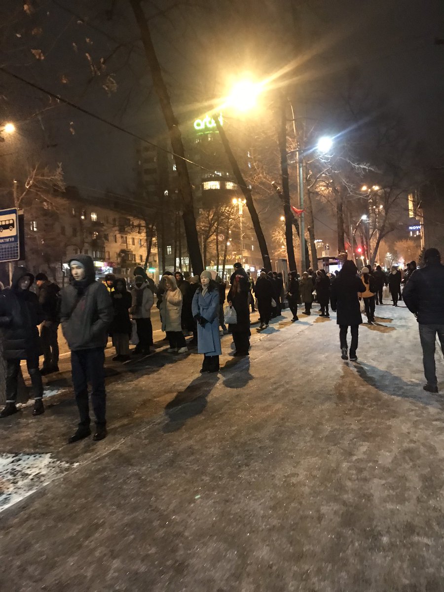 aynisa_madiy's tweet photo. на улице -5, время 18:30. все выходят с работы/школы и вместо того, чтобы ехать в теплый дом, они тут стоят, ждут маршрутку, а они не едут, потому что дорога перекрыта. причём главные улицы. а перекрыты чтобы их тёплые попки смогли проехать. @sadyrzhaparov элди ойлобойсунарбы? https://t.co/GSEvxpYNz0