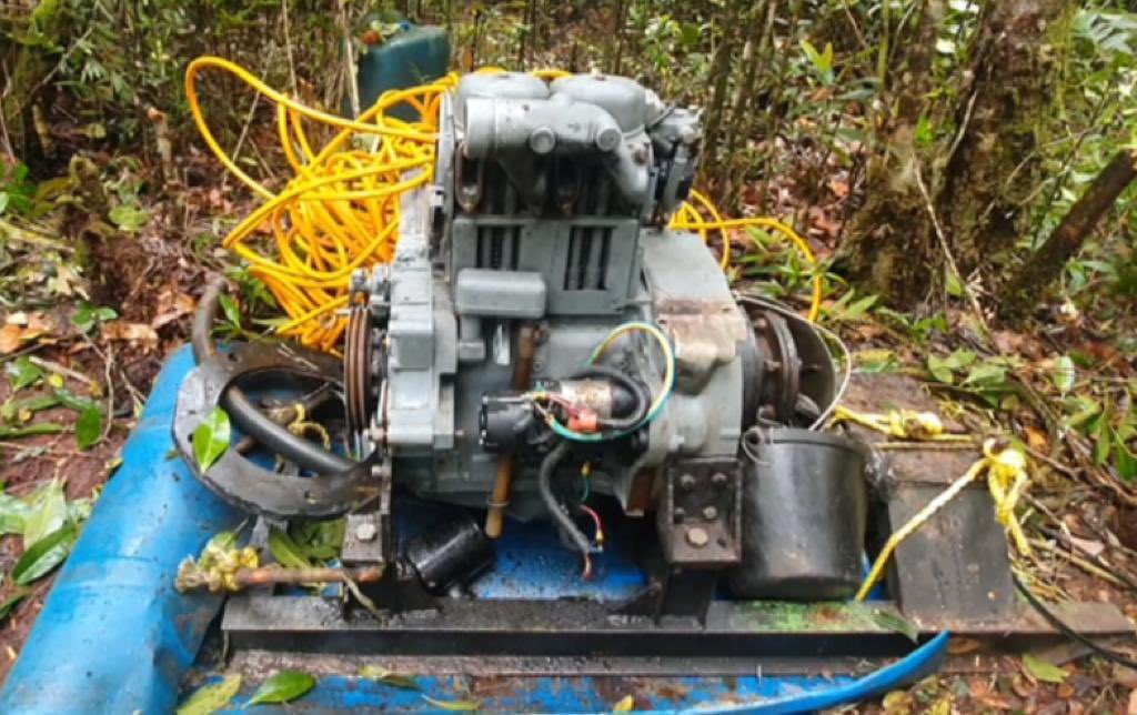 dhernandezlarez's tweet photo. En despliegue de Seguridad y Defensa en el Parque Nacional Canaima #FANB localiza y destruye 10 motores usados para explotación de minería ilegal por parte de grupos delincuenciales armados que irrespetan la soberanía nacional. https://t.co/e0jluc516L