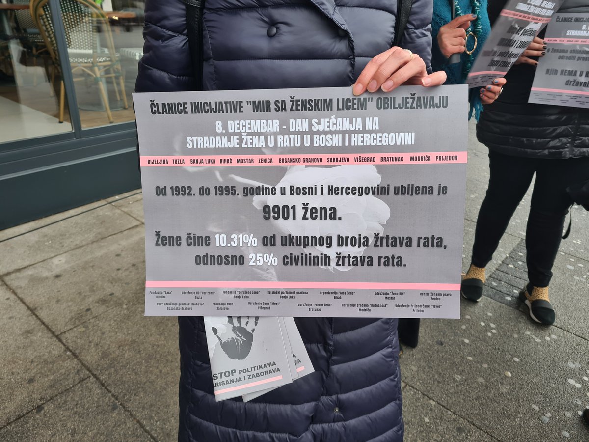 KvinnaKvinnaINT's tweet photo. 📣As part of #16DaysofActivism2022 we are marking today the #RemembranceDay of Women Civilian Victims of War in #BosniaHerzegovina — implemented by 12 local #WCSOs under the Peace with Women's Face initiative  👩‍🦰💪we support. Commemorative events are held in 12 cities across 🇧🇦. https://t.co/ahEqvZxVFe