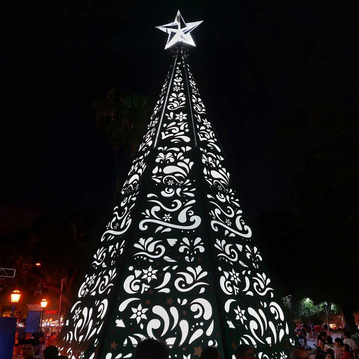 mnponferrada's tweet photo. Se ilumino el Arbol de Navidad de la Plaza 25 de Mayo en #SFVC y la Magia de las Fiestas se palpita en la ciudad. https://t.co/0wzyIw5aIv