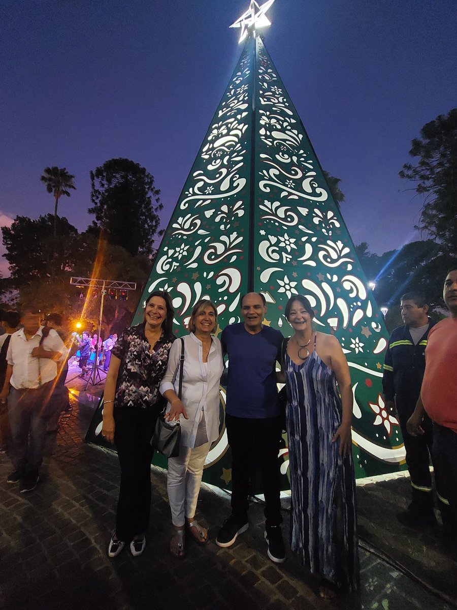 mnponferrada's tweet photo. Se ilumino el Arbol de Navidad de la Plaza 25 de Mayo en #SFVC y la Magia de las Fiestas se palpita en la ciudad. https://t.co/0wzyIw5aIv
