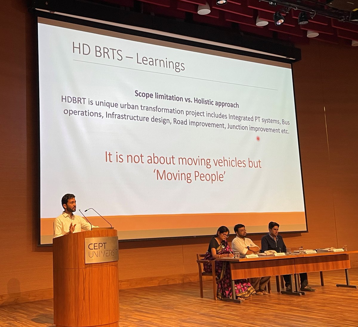 𝗗𝗿 𝗦𝗵𝗮𝗹𝗶𝗻𝗶 𝗦𝗶𝗻𝗵𝗮 from <a href="/CoEUT_CEPT/">CoEUT_CEPT</a> moderated a session on 'Planning for Improved Mobility' at 𝗙𝗣𝟱𝟬 Conference on 8th December 2022, where <a href="/KhelanModi3/">Khelan Modi</a> shared the experiences regarding planning for BRT and city bus services for Hubli Dharwad and Thiruvananthapuram