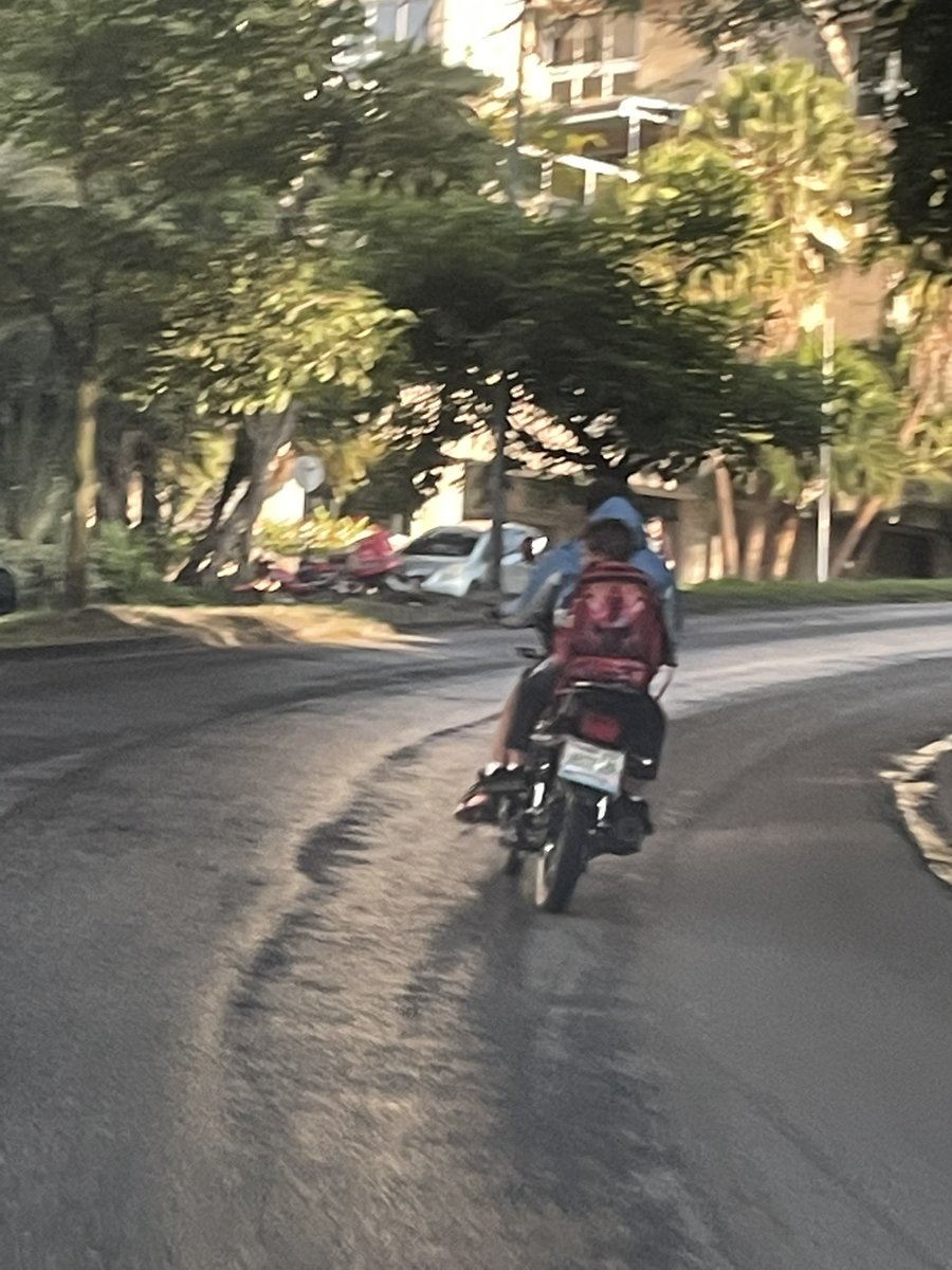 JonathanQuantip's tweet photo. Preocupa la enorme cantidad de niños en moto y sin casco que se ven todas las mañanas en @ElHatillo. No solo debería hacerse cargo la Policía del municipio, sino los colegios Conopoima, Cajigal, María Auxiliadora entre otros. https://t.co/EnyuvJ0i78