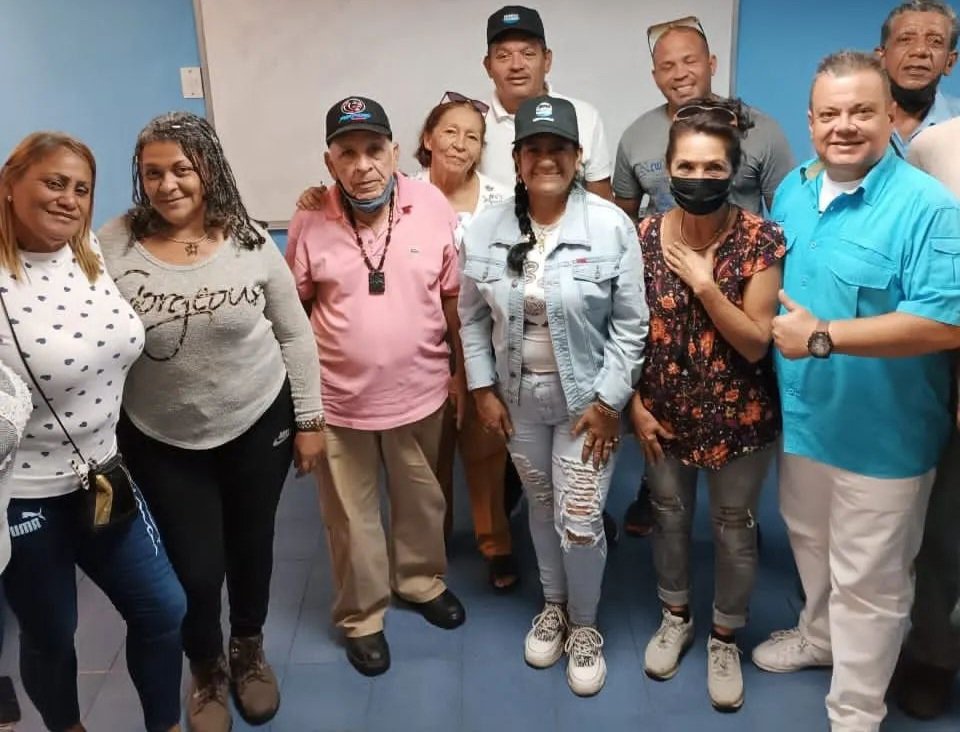 lafuerzavecinal's tweet photo. Nuestra dirigente nacional y coordinadora de la @FVDeMujeres, @RosirisToroLeg, sostuvo una reunión con parte del equipo de @FuerzaVLaGuaira para coordinar nuevas actividades y estrategias que beneficien a los vecinos del estado. 🤝

⚪️⚫️🔵 https://t.co/jKmkqDkrFk