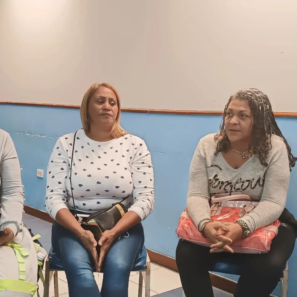 lafuerzavecinal's tweet photo. Nuestra dirigente nacional y coordinadora de la @FVDeMujeres, @RosirisToroLeg, sostuvo una reunión con parte del equipo de @FuerzaVLaGuaira para coordinar nuevas actividades y estrategias que beneficien a los vecinos del estado. 🤝

⚪️⚫️🔵 https://t.co/jKmkqDkrFk
