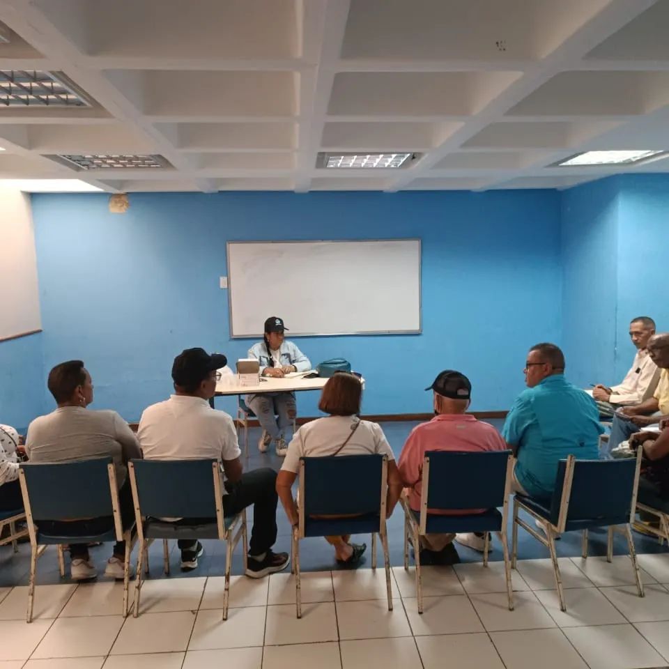 lafuerzavecinal's tweet photo. Nuestra dirigente nacional y coordinadora de la @FVDeMujeres, @RosirisToroLeg, sostuvo una reunión con parte del equipo de @FuerzaVLaGuaira para coordinar nuevas actividades y estrategias que beneficien a los vecinos del estado. 🤝

⚪️⚫️🔵 https://t.co/jKmkqDkrFk