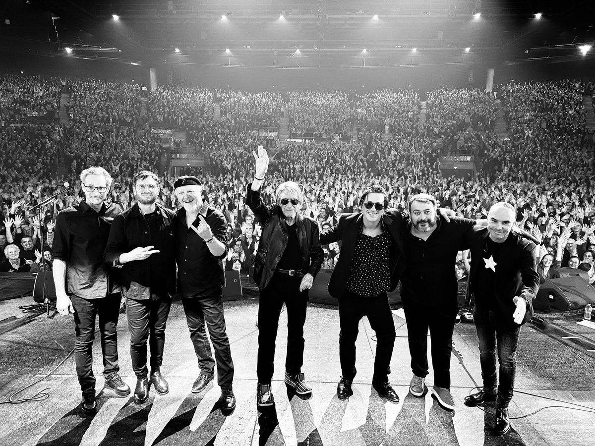 ThomasDutronc's tweet photo. Quand Papounet met le 🔥🔥🔥 au @ZenithNantes !!! 
C’était hier soir ! Merci !! 🤗
#tournee #dutroncetdutronc #nantes #monpere #ovation https://t.co/BtaLD0wpOU