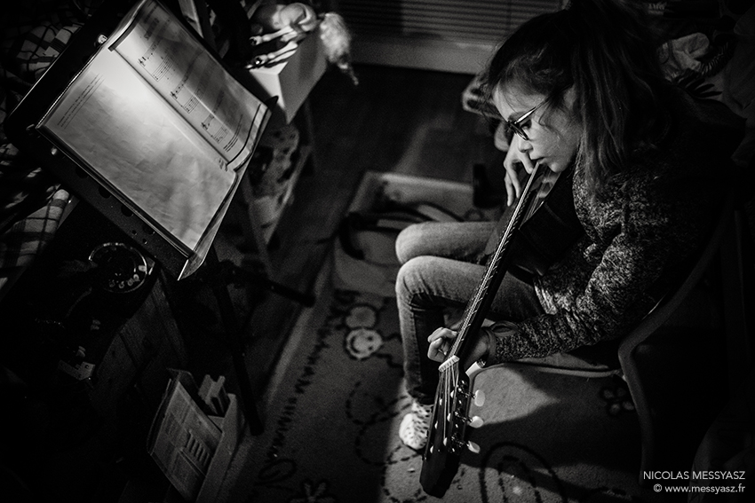 nicographie's tweet image. «Paint it Black» La PHOTO du Jour du 17 novembre 2022 #LaPhotoDuJour #JournalPhoto messyasz.fr/FDJ/31650 #guitar #kids #ordinarylife #LesPoulettes #guitare #guitarist #childpower #rocknroll #rollingstone
