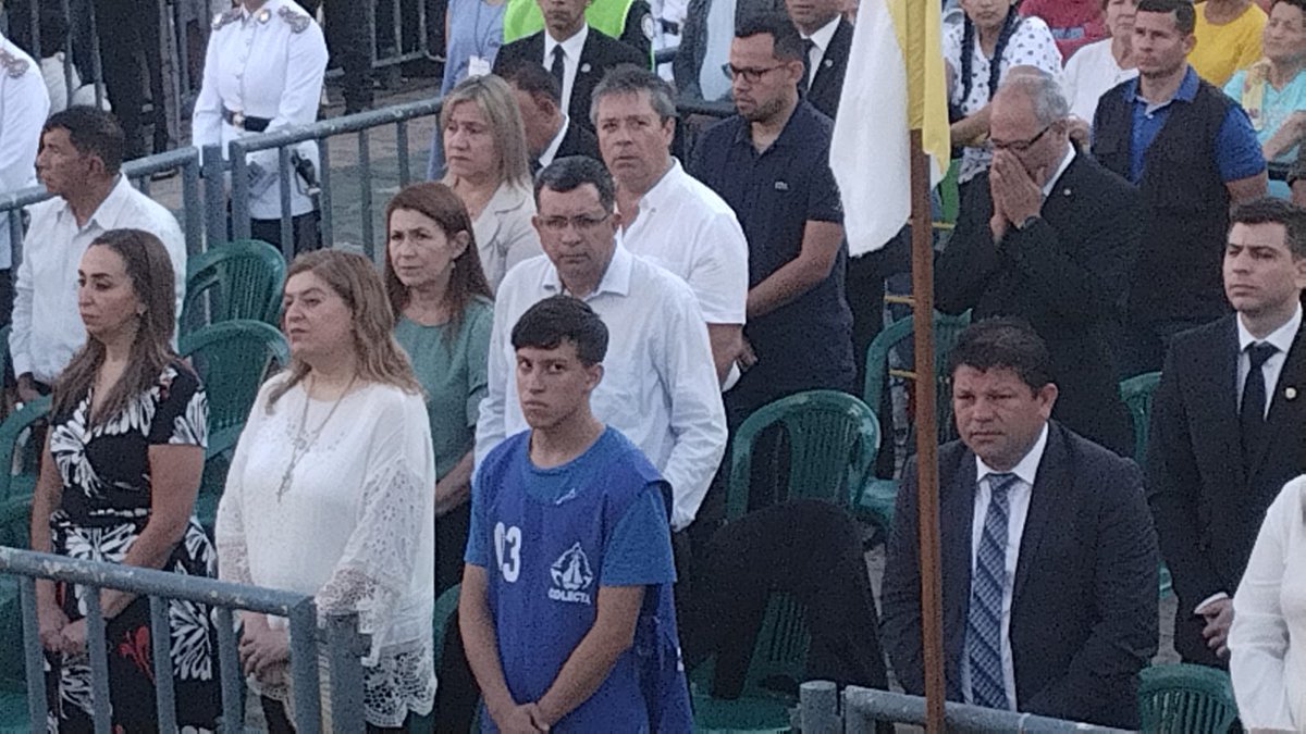 1000_am's tweet photo. CAACUPÉ 2022: AUTORIDADES Y RECLAMOS |🙏⛪️📿
🗣Una multitud de feligreses participó de la #MisaCentral, oficiada por el Mons. Ricardo Valenzuela, con presencia de varias autoridades del Gobierno.
➡ El @Sinamed_MSPYBS exigió presupuesto digno para la Salud.
Vía @Delpigimenez https://t.co/e5dG2Psq08