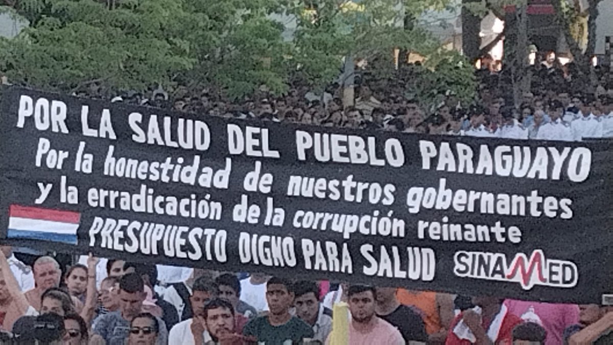 1000_am's tweet photo. CAACUPÉ 2022: AUTORIDADES Y RECLAMOS |🙏⛪️📿
🗣Una multitud de feligreses participó de la #MisaCentral, oficiada por el Mons. Ricardo Valenzuela, con presencia de varias autoridades del Gobierno.
➡ El @Sinamed_MSPYBS exigió presupuesto digno para la Salud.
Vía @Delpigimenez https://t.co/e5dG2Psq08