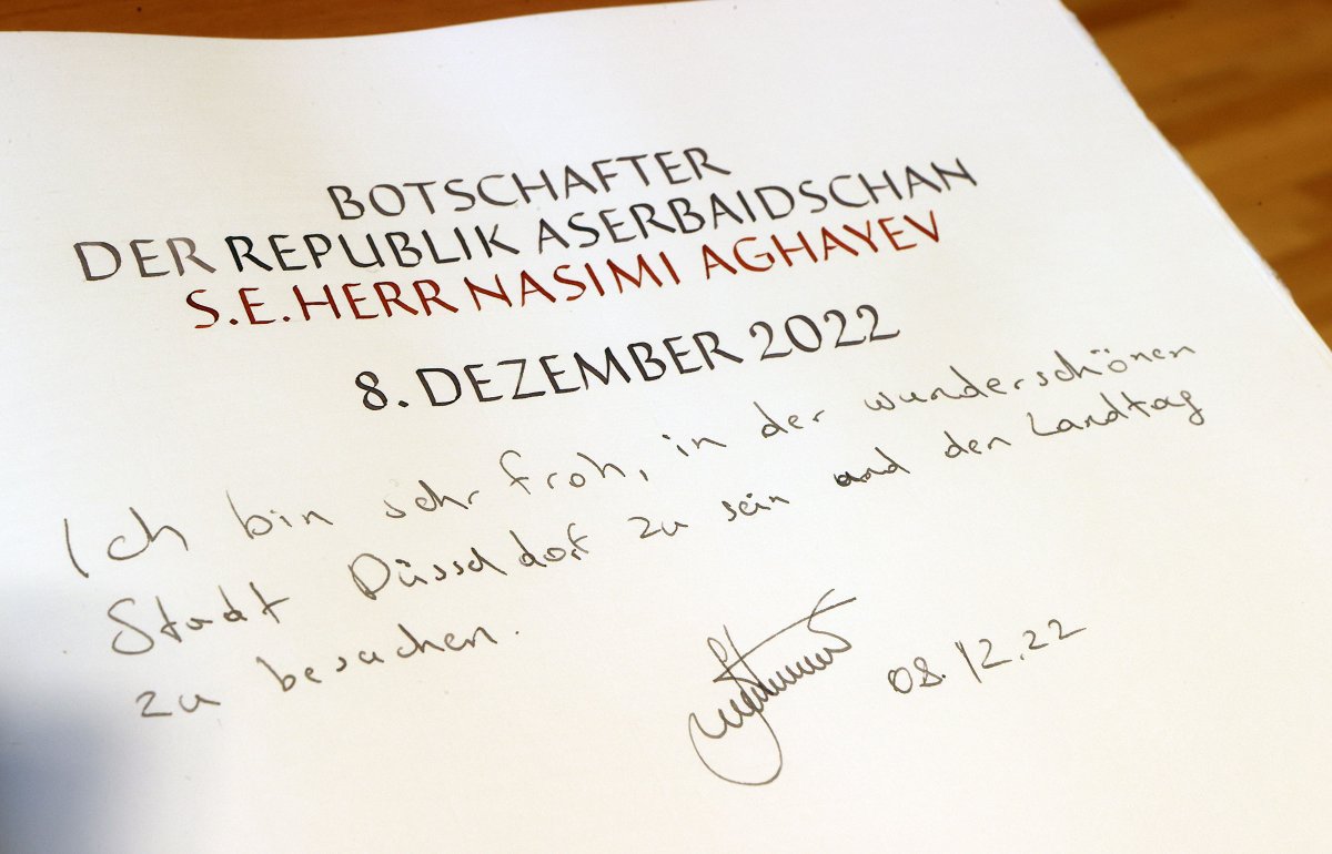 Die 🇦🇿 Flagge weht heute vor dem #ltnrw. Präsident André Kuper hat <a href="/NasimiAghayev/">Nasimi Aghayev🇦🇿</a>, Botschafter der Republik Aserbaidschan, im Landtag empfangen. Sie tauschten sich u.a. über wirtschaftliche und zivilgesellschaftliche Beziehungen beider Länder aus. Mehr: landtag.nrw.de/home/aktuelles…
