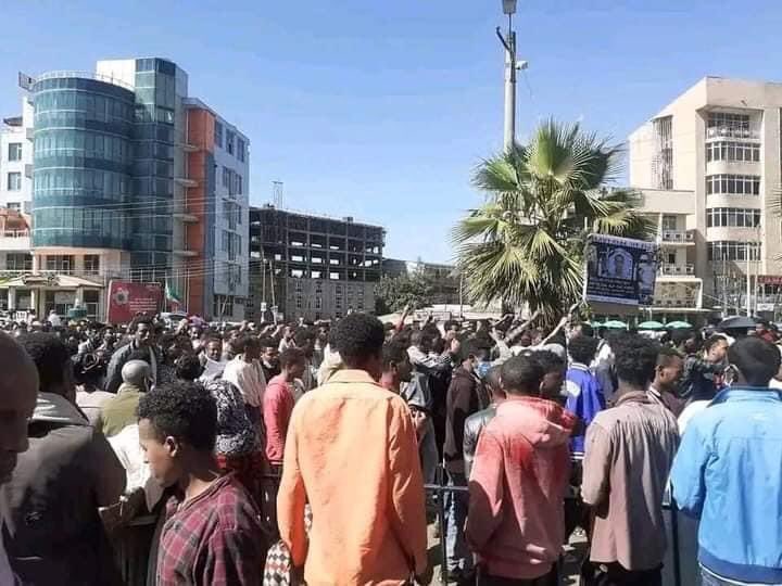Sherefedin05's tweet photo. በጎጃም ደብረ ማርቆስ ህዝባዊ እምቢተኝነት ተነሳ
በዛሬው ዕለት በደብረማርቆስ ከተማ የደብረ ማርቆስ ህዝብ ሰልፍ ወጥቶ በወለጋ እየተፈፀመ ያለዉን የዘር ፍጅት አዉግዟል።ህዝባዊ እምቢተኝነቱ ይቀጥላል። https://t.co/W7JcFFRd2N