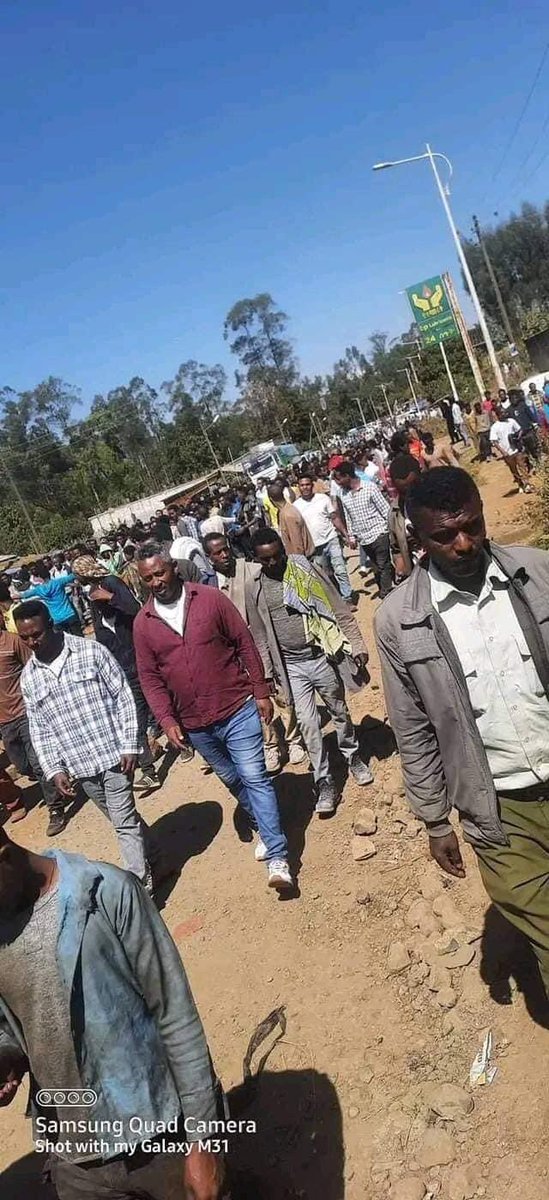 Sherefedin05's tweet photo. በጎጃም ደብረ ማርቆስ ህዝባዊ እምቢተኝነት ተነሳ
በዛሬው ዕለት በደብረማርቆስ ከተማ የደብረ ማርቆስ ህዝብ ሰልፍ ወጥቶ በወለጋ እየተፈፀመ ያለዉን የዘር ፍጅት አዉግዟል።ህዝባዊ እምቢተኝነቱ ይቀጥላል። https://t.co/W7JcFFRd2N