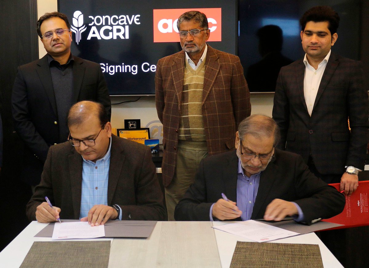 Concave_Agri's tweet photo. Concave Agri signs Joint Expression of Intent with ADPC to undertake actions that will support climate-resilient farming.
To read more: https://t.co/57XxUPJgow
.
#concaveagri #climatechange #boostfarming #kissanmadadgar #agriculturepakistan #genderequality #MOU #mousigning https://t.co/aQKHqMWQCl