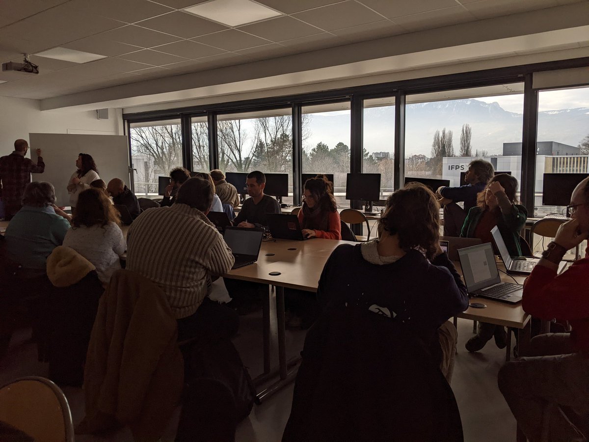transcrire's tweet photo. Atelier de circulation des données cet après-midi avec @omeka_fr : de nombreux usages et types de données distincts d'Omeka (corpus textuels, visuels, patrimoniaux) et autant de problématiques de versement et réutilisation.
Et le Vercors en arrière-plan. https://t.co/FijztMuN1l