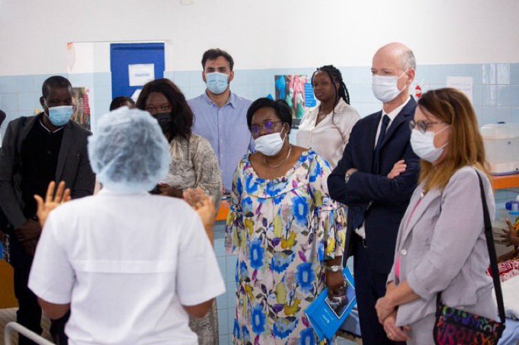ChrisGuilhou's tweet photo. À Abidjan 🇨🇮, dans le cadre du @ffmuskoka, visite de l'unité santé mère du CHU de Treichville .
Depuis 2019, 538 bébés prématurés ont été sauvés grâce à la technique du peau à peau (type Kangourou). Bravo et merci aux équipes pour votre mobilisation et votre enthousiasme 🙏 https://t.co/HyoAGXVlOf