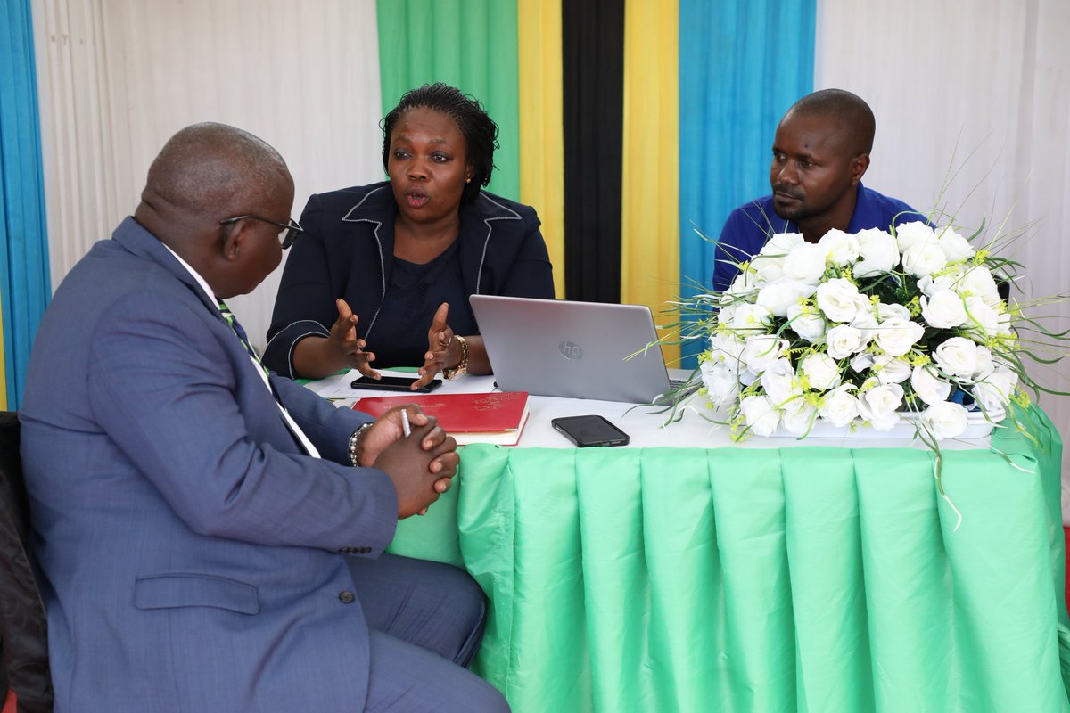 OMashtaka's tweet photo. Mdhibiti na Mkaguzi Mkuu wa Hesabu za Serikali (CAG) Bw. Charles Kichere ametembelea banda la Ofisi ya Taifa ya Mashtaka kwenye  Wiki ya Maadhimisho ya Siku za Maadili na Haki za Binadamu Kitaifa yanayofanyika katika  viwanja vya Nyerere Square Jijini Dodoma https://t.co/9yWV3R14iy