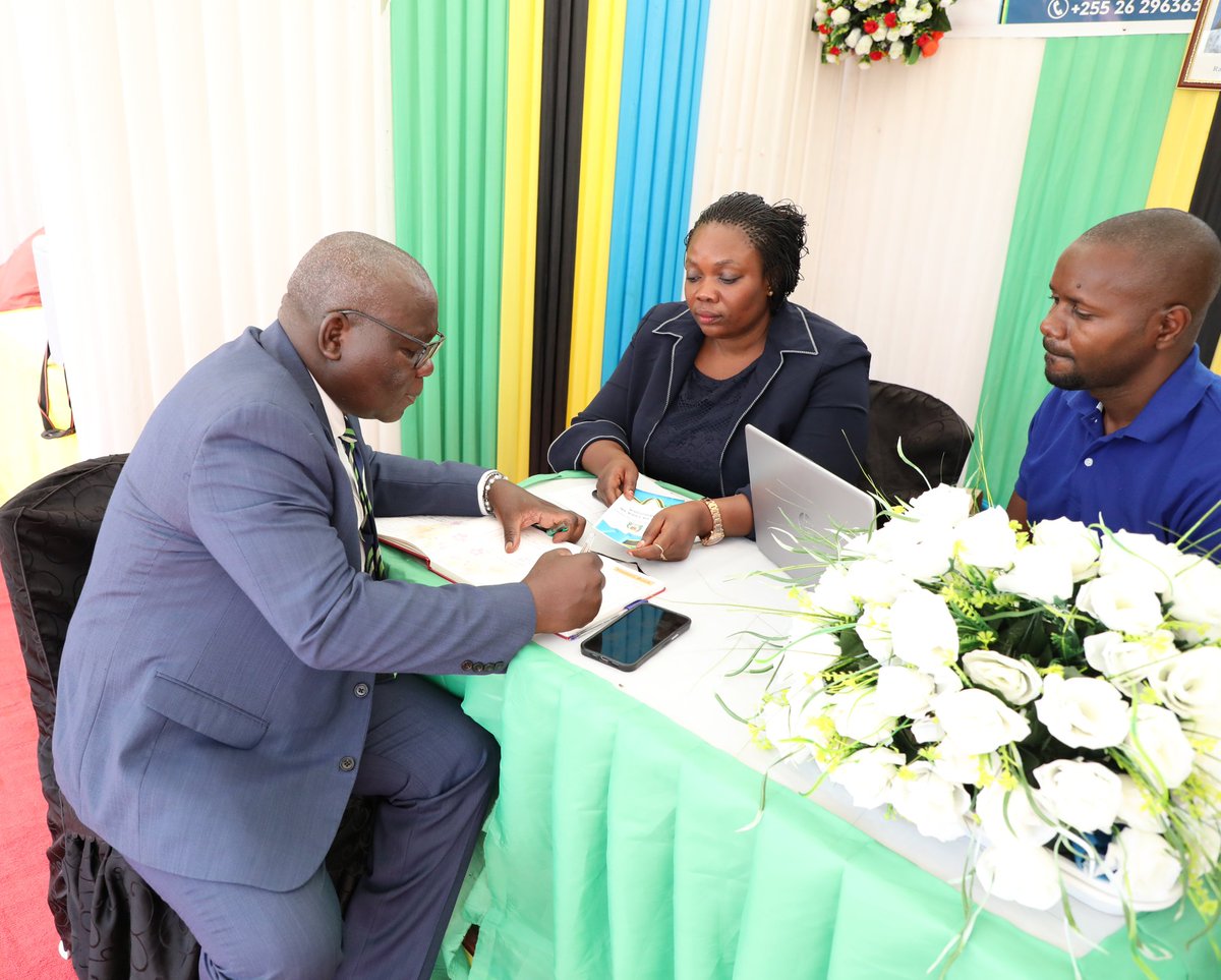 Mdhibiti na Mkaguzi Mkuu wa Hesabu za Serikali (CAG) Bw. Charles Kichere ametembelea banda la Ofisi ya Taifa ya Mashtaka kwenye  Wiki ya Maadhimisho ya Siku za Maadili na Haki za Binadamu Kitaifa yanayofanyika katika  viwanja vya Nyerere Square Jijini Dodoma