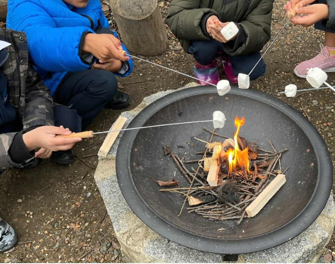 EssexPrimary's tweet photo. Our Year 3 children had a great time learning how to make fire at forest school! They learned how to use flint and steel, as well as how to create a fire structure and safely manage a flame. They also roasted marshmallows and had a fun time enjoying the warmth! https://t.co/gaulKoCX5z