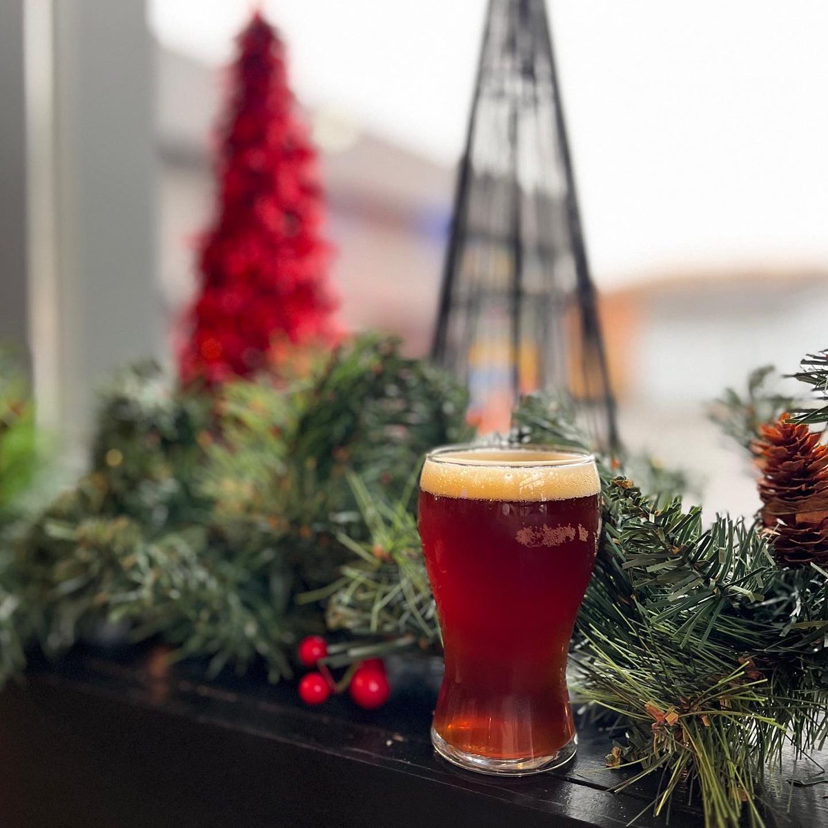 DecewBrew's tweet photo. ❄️🧣Winter Warmer❄️🧣

This Scottish Ale is hitting our taproom on December 9 as part of our rotating tap selection! 

Our brewmaster took seasonal flavours &amp; created what he likes to think as gingerbread in a glass. A 7.6 ABV &amp; a 22 IBU you’ll be sure to stay warm! 

#decewbrew https://t.co/kff8Zie3oF