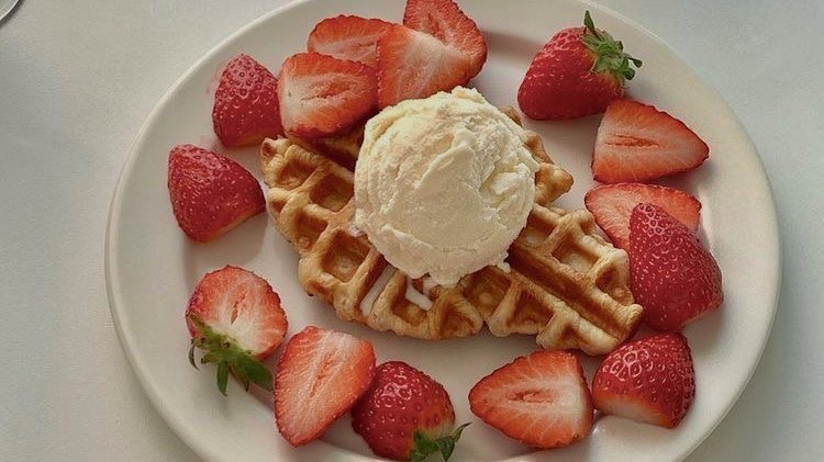 chanelkake's tweet photo. strawberry waffles ♡ https://t.co/Pl6dSQP4im