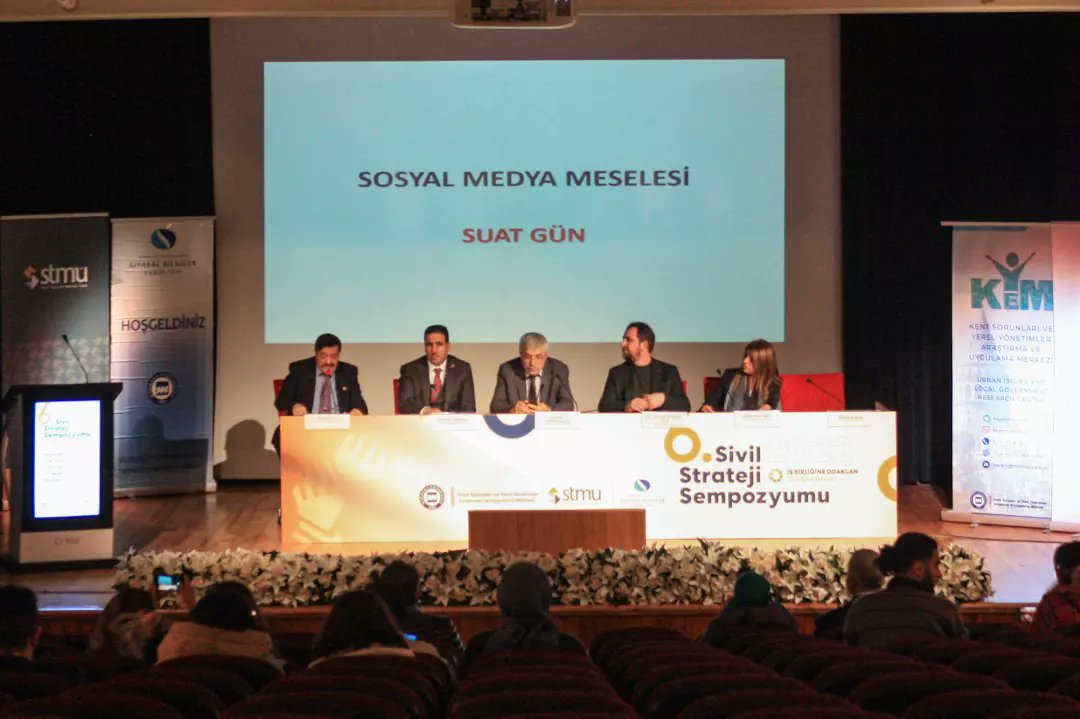 'Dijitalleşen Hayat ve Sosyal İletişim' konulu panelimiz Suat Gün başkanlığında Yılmaz Durmuş, Sedat Cömertoğlu, Prof. Dr. Süleyman Doğan, Saime Oğuzhan, Bekir Doğan ve Abdullah Serenli katılımıyla devam ediyor.