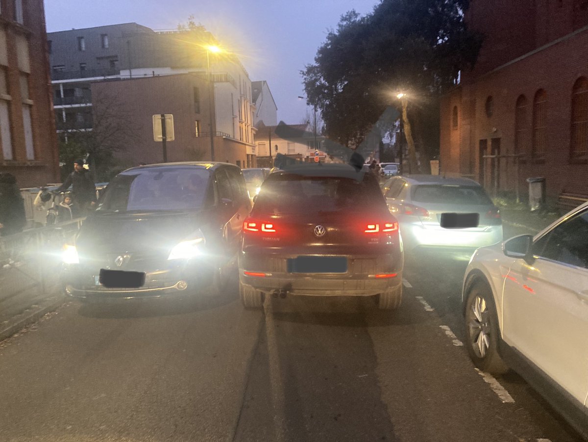 micherve's tweet photo. Y a pas a dire, les rues des Écoles version nantesfr⁩, ça a de la gueule. Mobilité douce, sécurité des enfants, promesse 71… Un cas d’école pour définir aux écoliers ce que veut dire « Langue de bois » https://t.co/qnJW9BfUYt